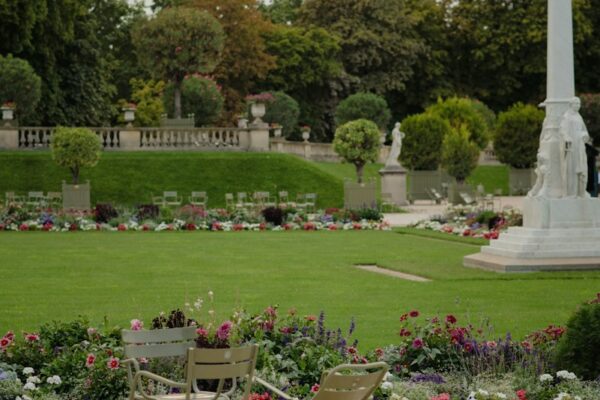 a couple of lawn chairs sitting on top of a lush green field